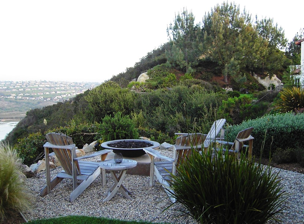 Photo of a rustic garden in San Diego with a fire feature.