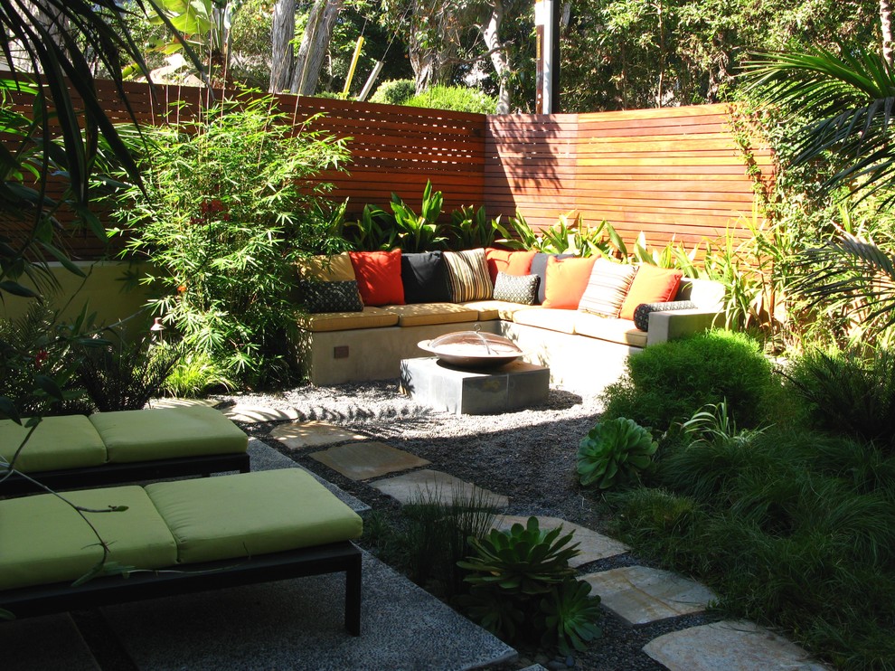 Moderner Garten mit Feuerstelle in San Diego