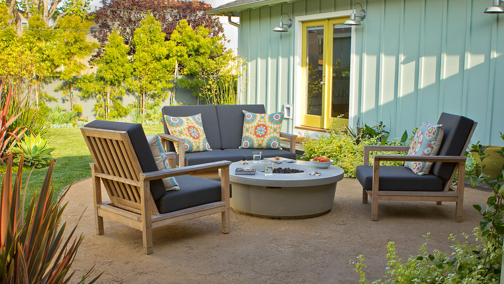 Foto di un piccolo giardino xeriscape minimalista esposto in pieno sole dietro casa con un focolare