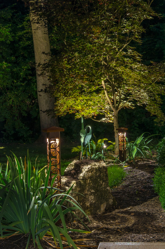 На фото: регулярный сад среднего размера на заднем дворе в современном стиле с садовой дорожкой или калиткой, полуденной тенью и мощением клинкерной брусчаткой с