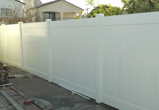 Immagine di un giardino minimal con recinzione in PVC