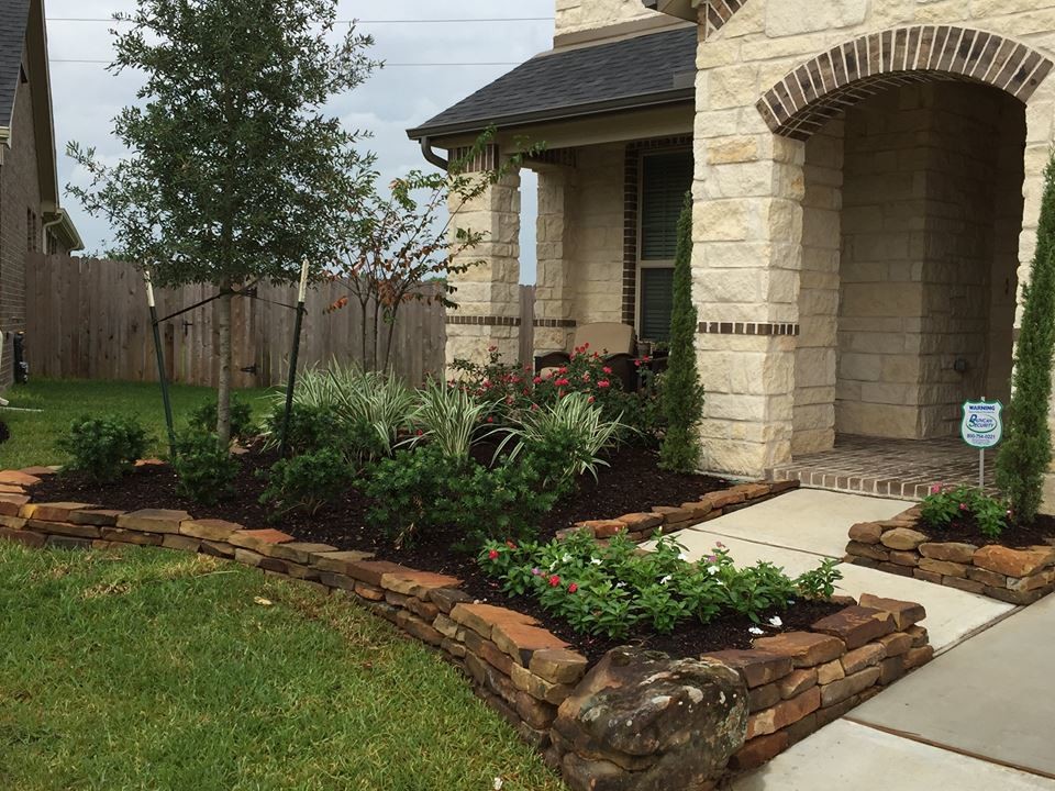 Inspiration for a traditional landscaping in Houston.