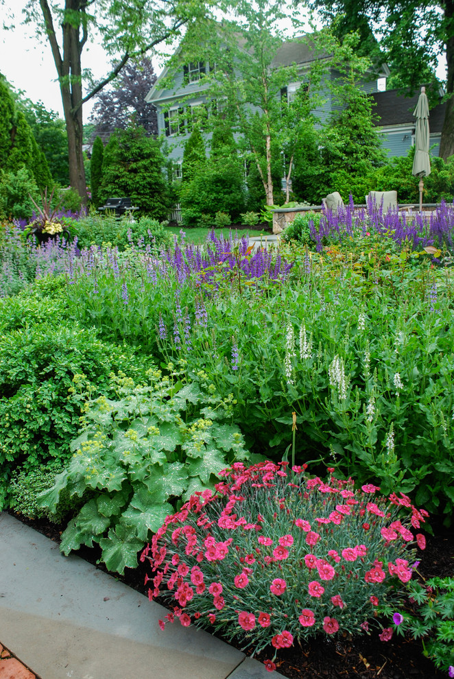 Mittelgroßer, Geometrischer Klassischer Garten im Innenhof mit direkter Sonneneinstrahlung und Natursteinplatten in Boston