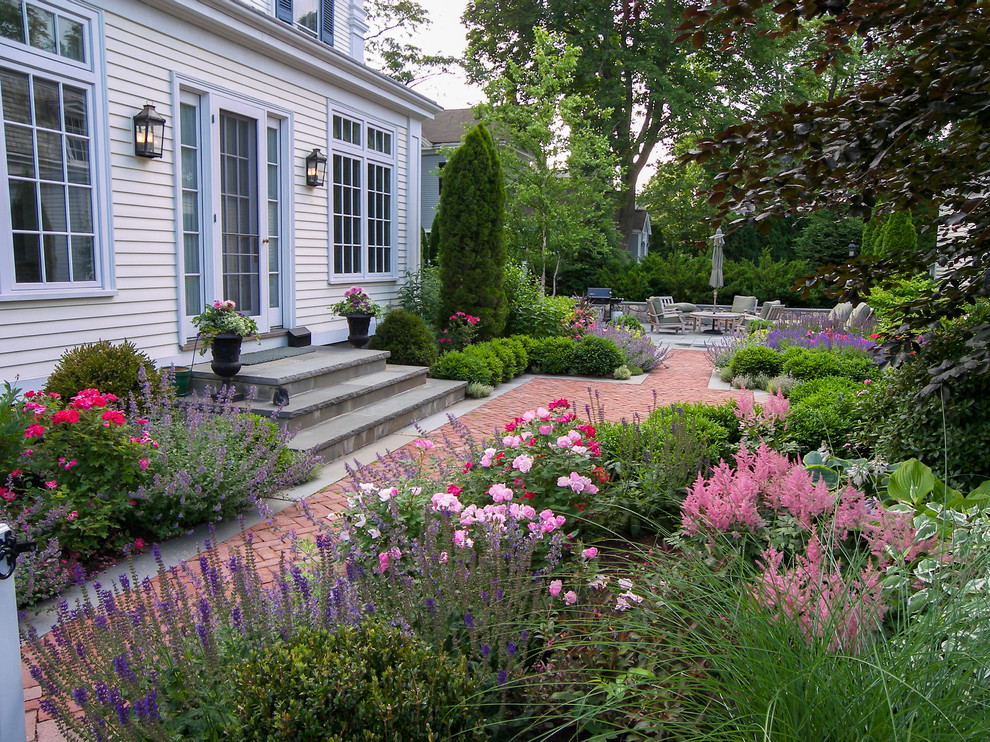 Geometrischer, Halbschattiger Klassischer Garten im Innenhof mit Pflastersteinen in Boston
