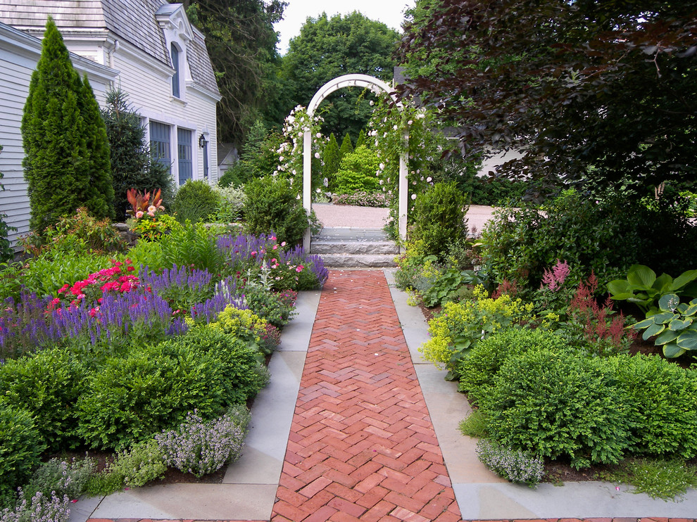 Пример оригинального дизайна: солнечный регулярный сад среднего размера на внутреннем дворе в классическом стиле с хорошей освещенностью и мощением клинкерной брусчаткой
