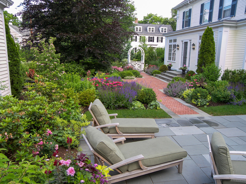 Immagine di un giardino formale chic esposto in pieno sole di medie dimensioni e in cortile con pavimentazioni in pietra naturale