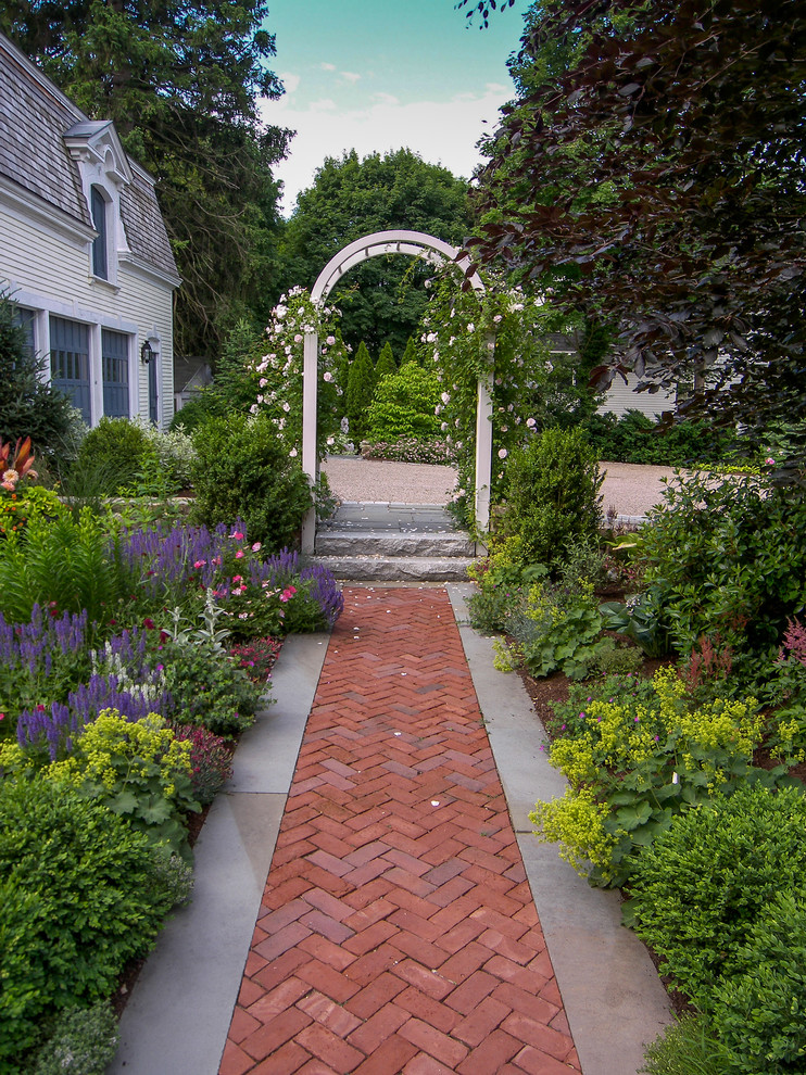 Mittelgroßer, Geometrischer Klassischer Garten im Innenhof mit direkter Sonneneinstrahlung und Pflastersteinen in Boston