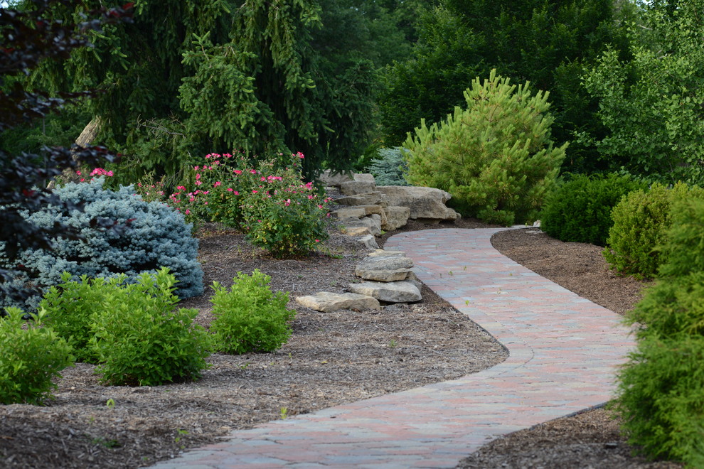 Ispirazione per un grande giardino classico esposto a mezz'ombra dietro casa in estate con pavimentazioni in pietra naturale