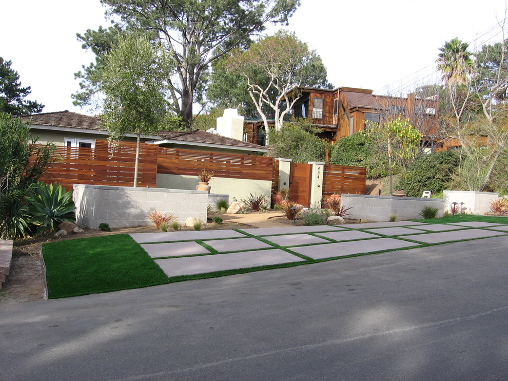 Design ideas for a modern front yard concrete paver garden path in San Francisco.