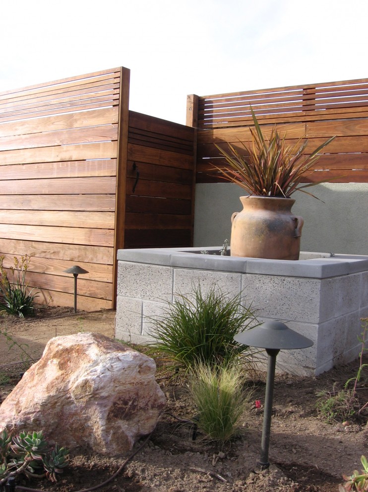 Inspiration for a small modern drought-tolerant and full sun front yard landscaping in San Francisco.