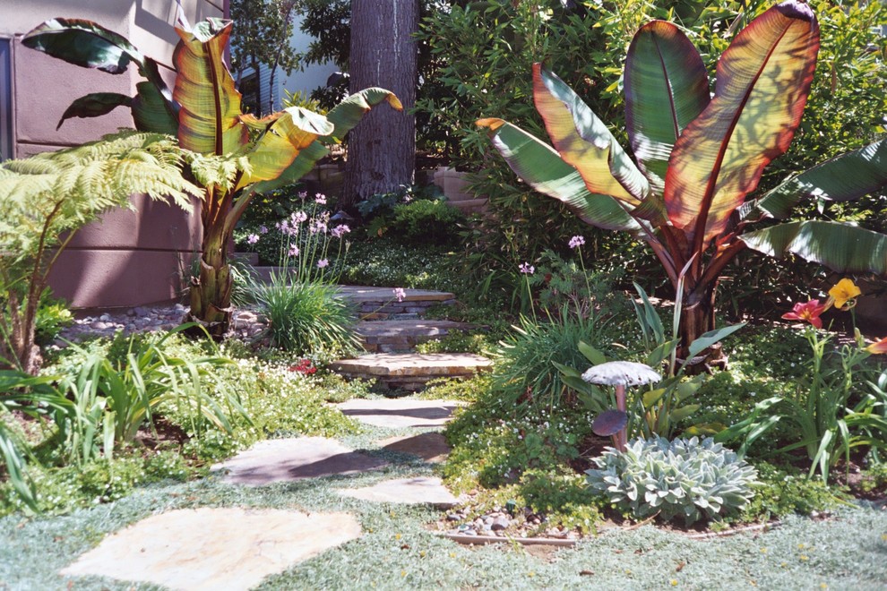 Свежая идея для дизайна: большой участок и сад на заднем дворе в морском стиле с полуденной тенью и покрытием из каменной брусчатки - отличное фото интерьера