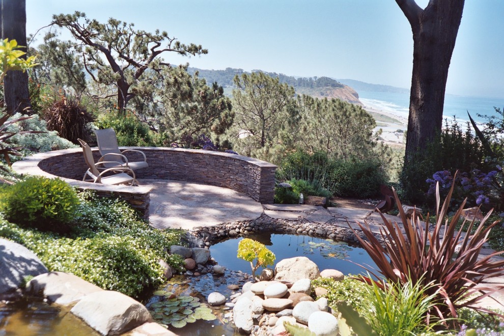 Großer, Halbschattiger Eklektischer Garten hinter dem Haus mit Wasserspiel und Natursteinplatten in San Diego