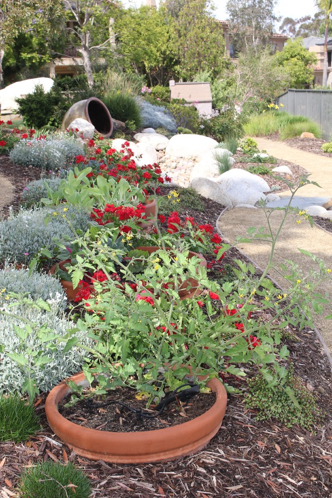 На фото: участок и сад среднего размера на боковом дворе в современном стиле с садовой дорожкой или калиткой и полуденной тенью с