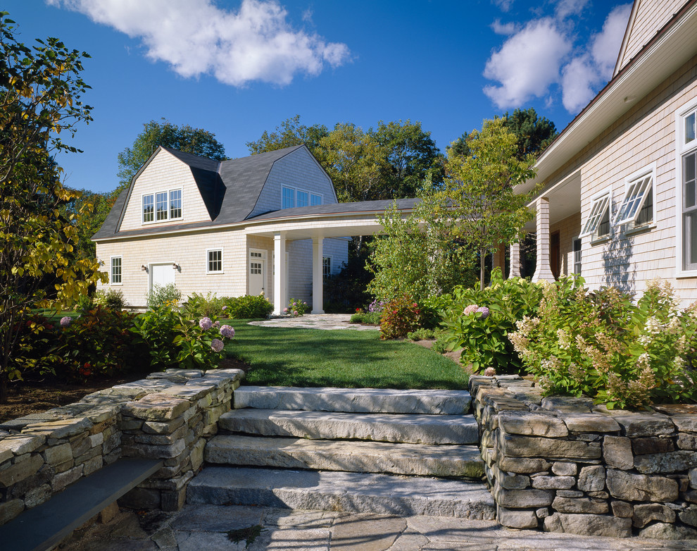 Стильный дизайн: большой участок и сад на заднем дворе в викторианском стиле с покрытием из каменной брусчатки - последний тренд