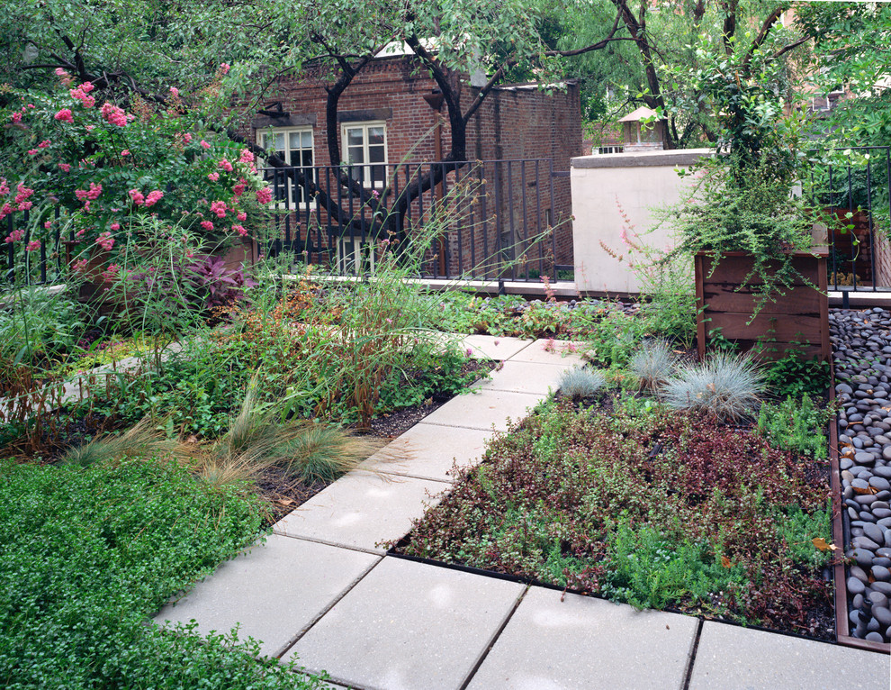 Foto de jardín minimalista pequeño en verano en azotea con jardín de macetas, exposición reducida al sol y adoquines de hormigón