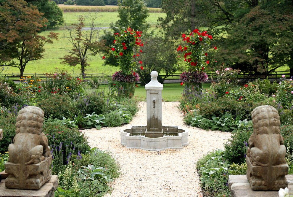 Exempel på en klassisk formell trädgård i full sol, med en fontän