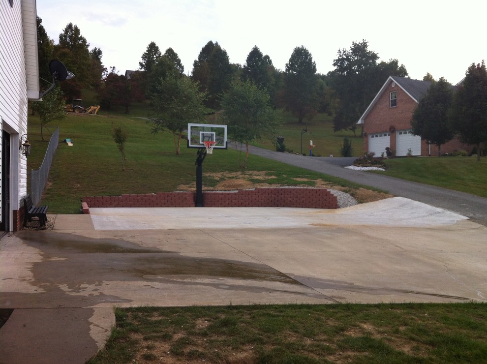 Design ideas for a large traditional partial sun front yard outdoor sport court in Cincinnati.