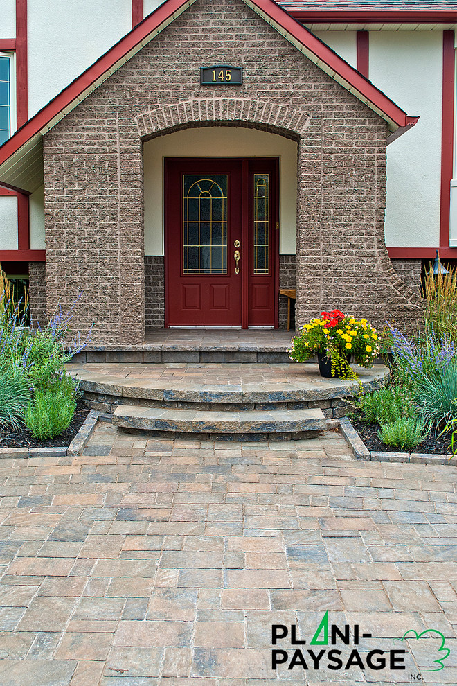 Cette image montre un aménagement d'entrée ou allée de jardin avant design de taille moyenne et l'été avec une exposition partiellement ombragée et des pavés en béton.