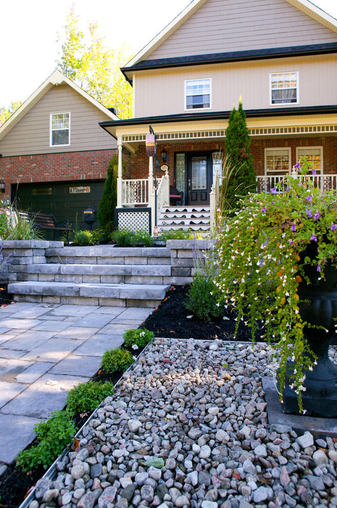 Пример оригинального дизайна: летний участок и сад среднего размера на переднем дворе в современном стиле с садовой дорожкой или калиткой, полуденной тенью и мощением тротуарной плиткой