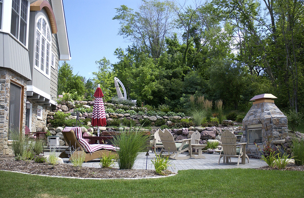 Идея дизайна: солнечный участок и сад среднего размера на заднем дворе в стиле рустика с местом для костра, хорошей освещенностью и покрытием из каменной брусчатки