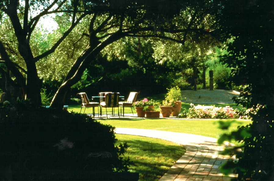 Immagine di un giardino tradizionale esposto in pieno sole di medie dimensioni e dietro casa in estate con pavimentazioni in cemento