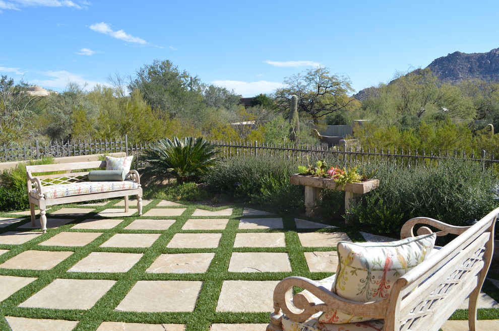Imagen de jardín mediterráneo de tamaño medio en patio trasero con jardín francés y adoquines de ladrillo