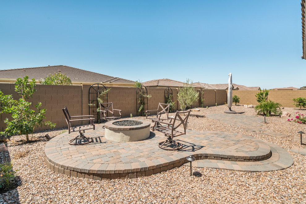 Design ideas for a mid-sized backyard landscaping in Phoenix.
