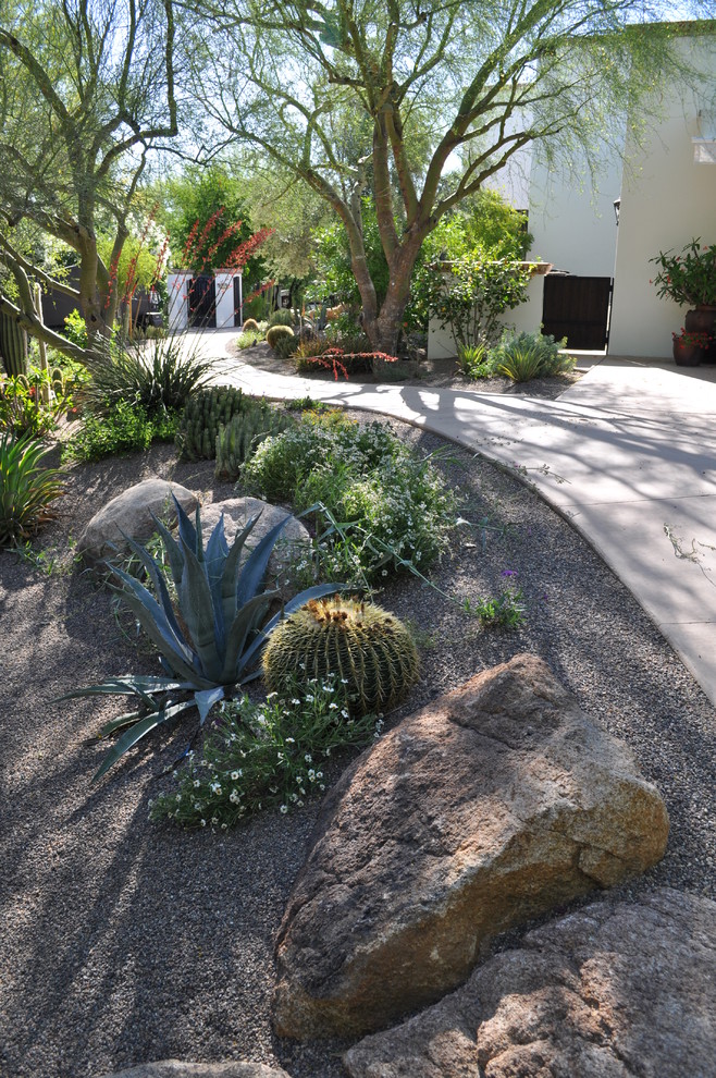 Ispirazione per un giardino xeriscape mediterraneo davanti casa con ghiaia