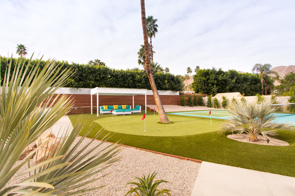 Retro Garten hinter dem Haus mit Sportplatz und direkter Sonneneinstrahlung in Los Angeles
