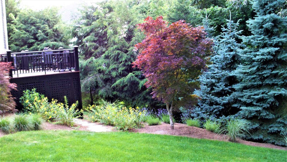 Exemple d'un grand jardin avant chic avec une exposition partiellement ombragée et des pavés en pierre naturelle.
