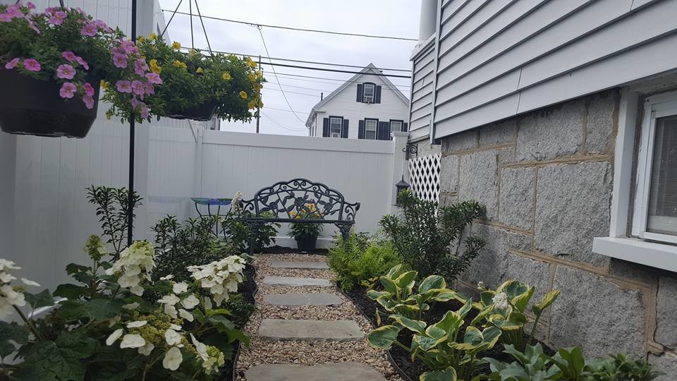 Idee per un giardino formale classico esposto a mezz'ombra di medie dimensioni e dietro casa con un ingresso o sentiero e pavimentazioni in pietra naturale
