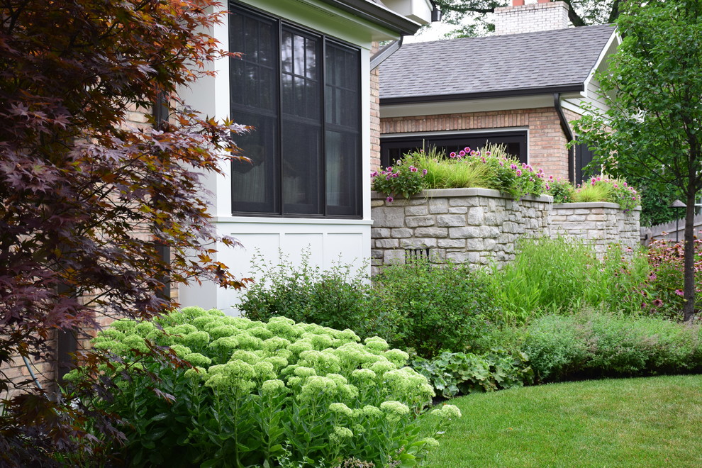 Mittelgroßer Klassischer Garten im Sommer, hinter dem Haus mit direkter Sonneneinstrahlung, Natursteinplatten und Kübelpflanzen in Chicago
