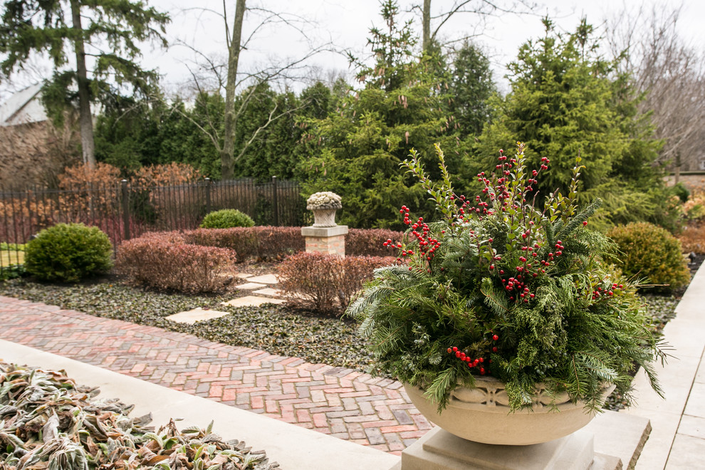 Idées déco pour un grand jardin en pots arrière classique l'hiver avec une exposition ensoleillée et des pavés en pierre naturelle.