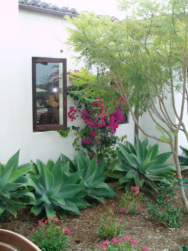 Ejemplo de jardín mediterráneo de tamaño medio en verano en patio trasero con brasero, exposición parcial al sol y adoquines de piedra natural