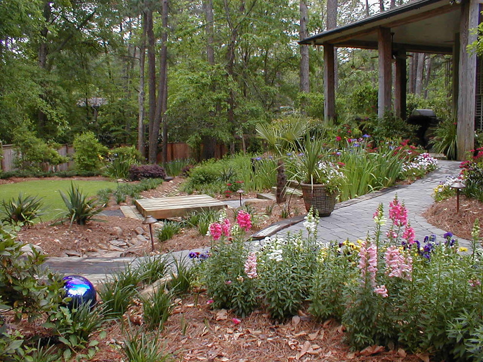 Mittelgroßer Klassischer Gartenweg im Frühling, hinter dem Haus mit direkter Sonneneinstrahlung und Mulch in Jackson