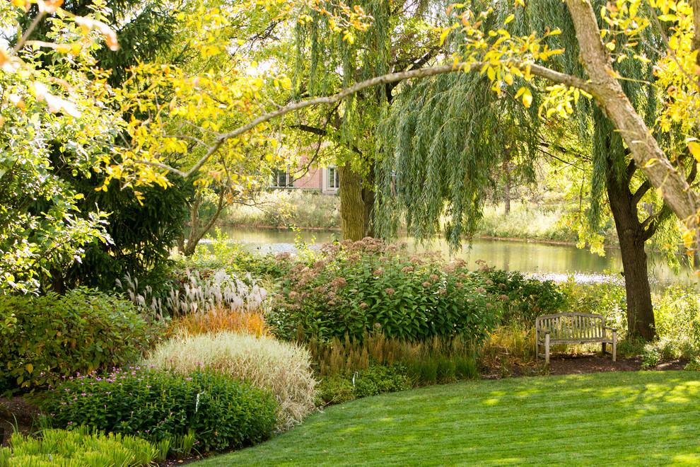 Exemple d'un jardin arrière chic de taille moyenne et l'automne avec un point d'eau et une exposition partiellement ombragée.
