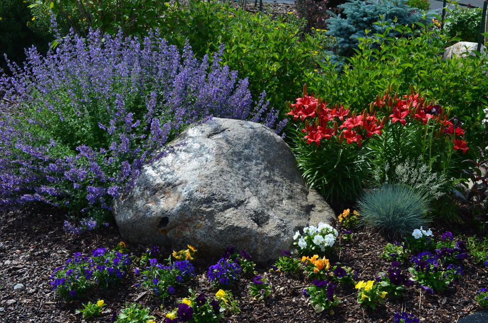 Imagen de jardín extra grande en verano con brasero, exposición total al sol y adoquines de piedra natural