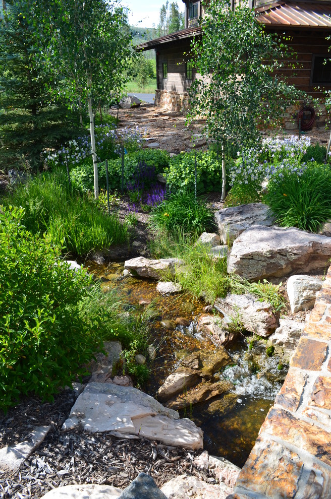 Imagen de jardín extra grande en verano con exposición parcial al sol y adoquines de piedra natural
