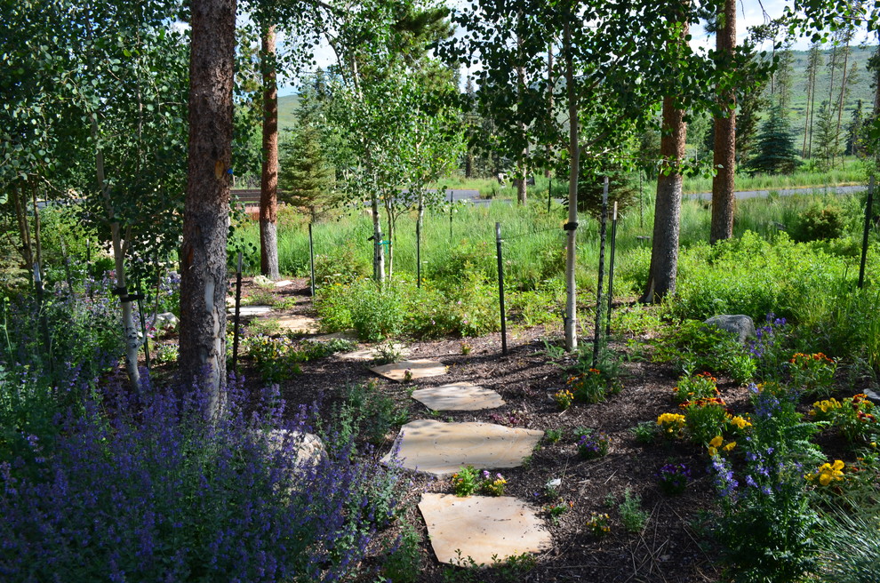 Ispirazione per un ampio giardino esposto a mezz'ombra in estate con pavimentazioni in pietra naturale