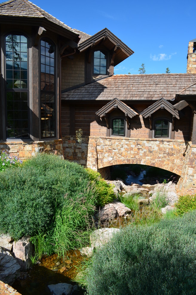 Geräumiger, Halbschattiger Garten im Sommer mit Natursteinplatten in Denver