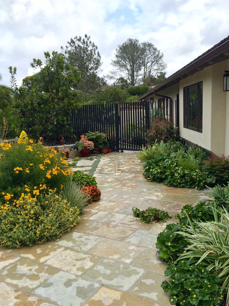 Idee per un ampio giardino xeriscape contemporaneo esposto in pieno sole dietro casa con pavimentazioni in pietra naturale e un ingresso o sentiero