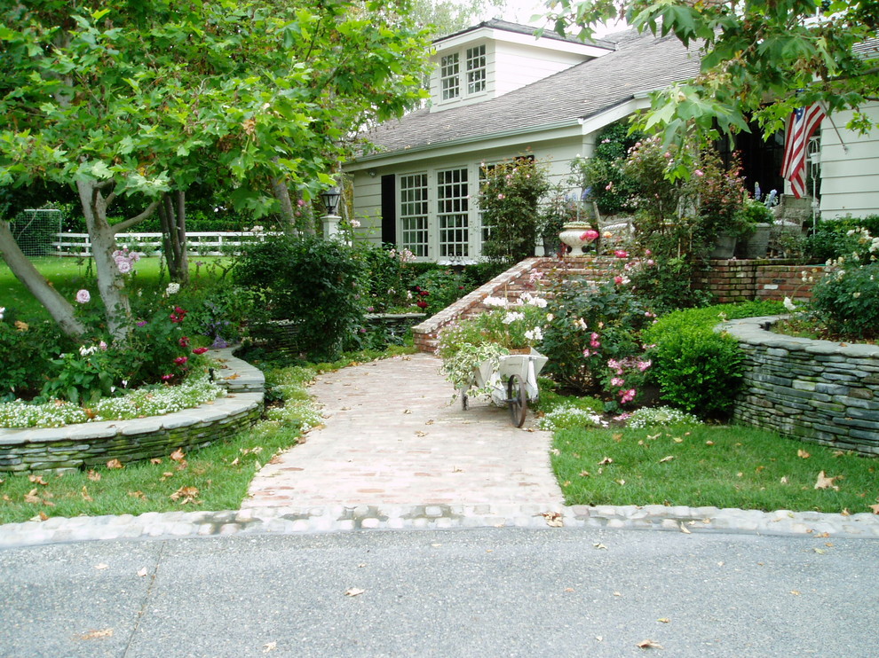 На фото: участок и сад на переднем дворе в классическом стиле с