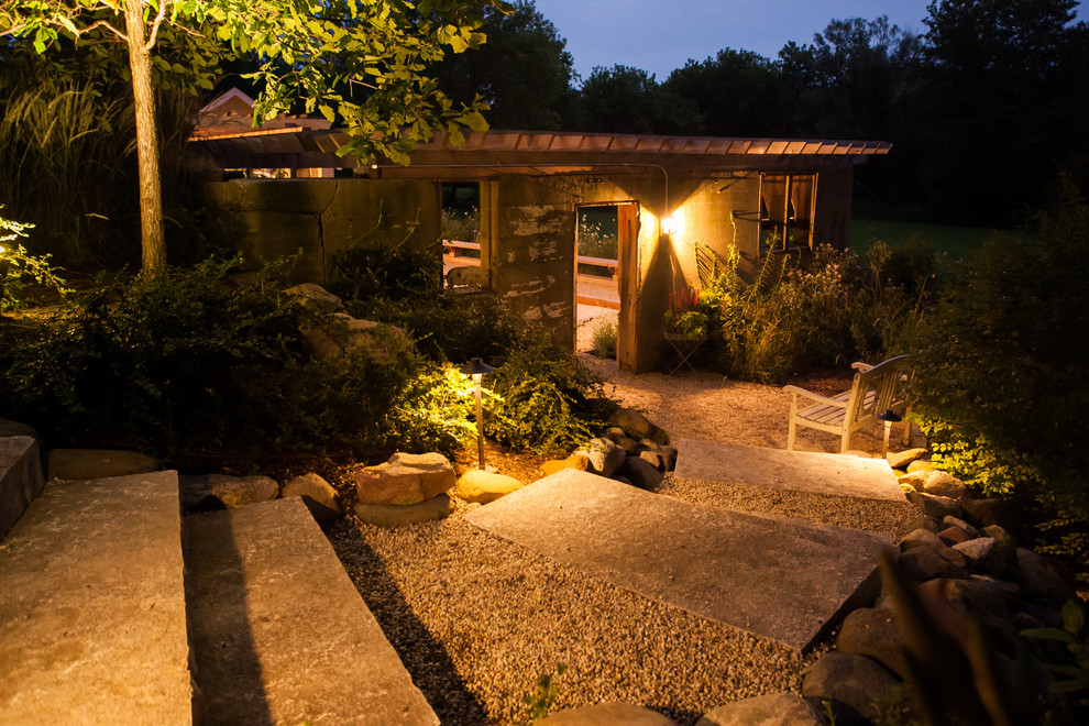 Пример оригинального дизайна: маленький солнечный, летний участок и сад на боковом дворе в стиле кантри с хорошей освещенностью и покрытием из гравия для на участке и в саду