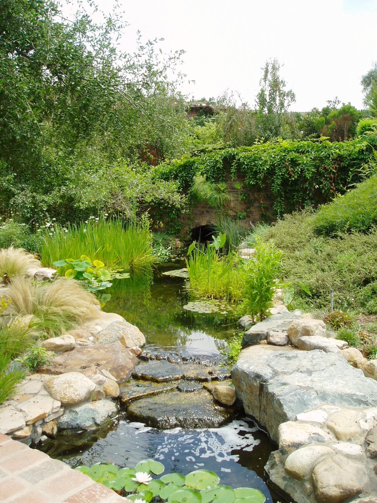Mediterraner Vorgarten mit Wasserspiel, direkter Sonneneinstrahlung und Pflastersteinen in San Diego