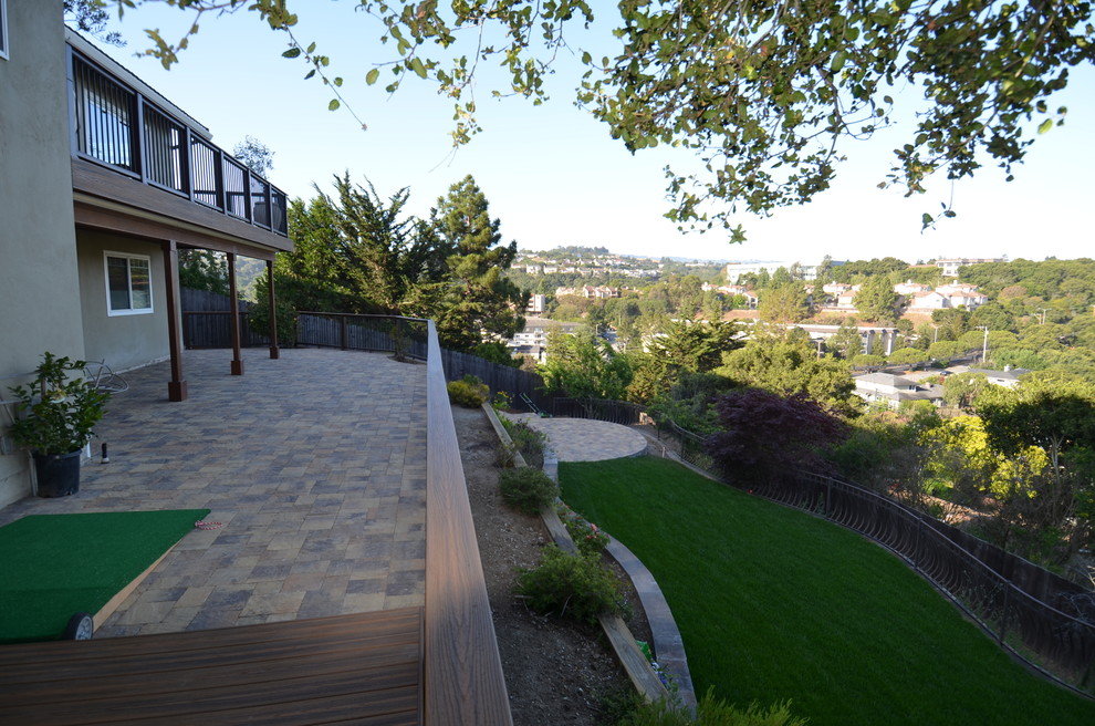 サンフランシスコにある高級な中くらいなコンテンポラリースタイルのおしゃれな裏庭 (半日向、レンガ敷き) の写真