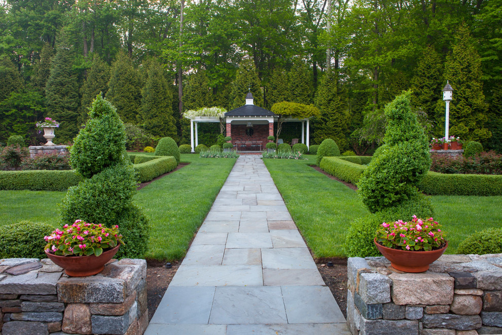 Geometrischer, Großer, Halbschattiger Klassischer Gartenweg hinter dem Haus, im Frühling mit Natursteinplatten in New York