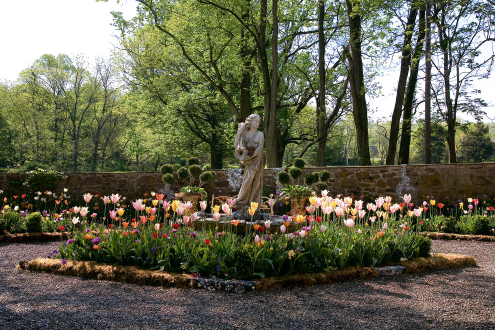 Klassischer Garten im Frühling, hinter dem Haus in Philadelphia