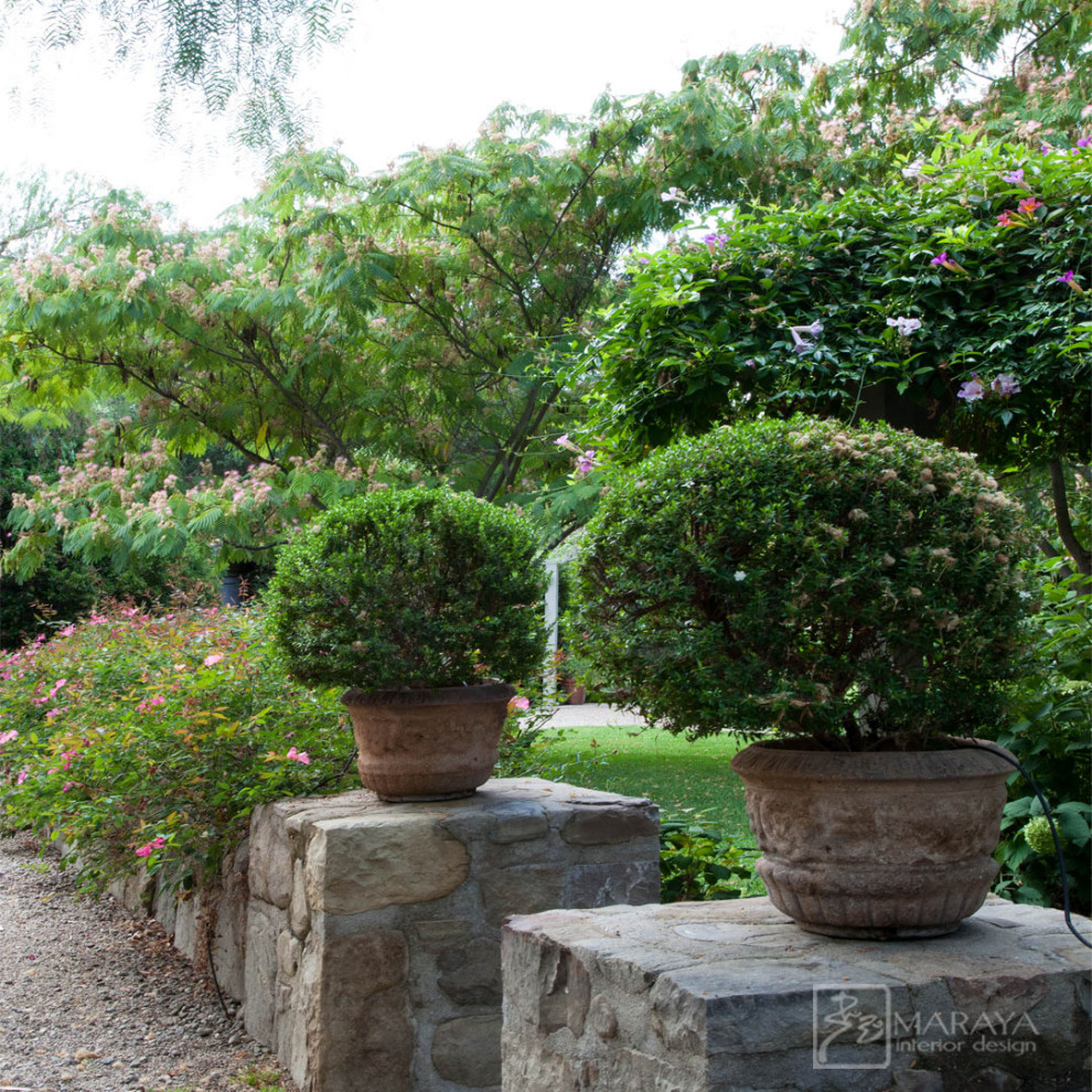 На фото: большой регулярный сад на переднем дворе в стиле кантри с садовой дорожкой или калиткой с