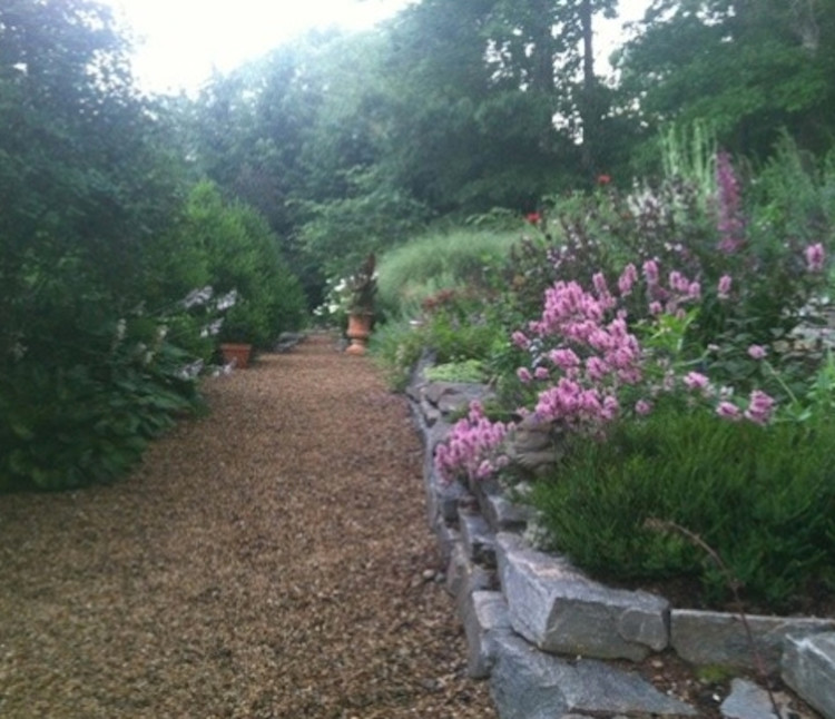 Esempio di un giardino country di medie dimensioni e davanti casa con un ingresso o sentiero