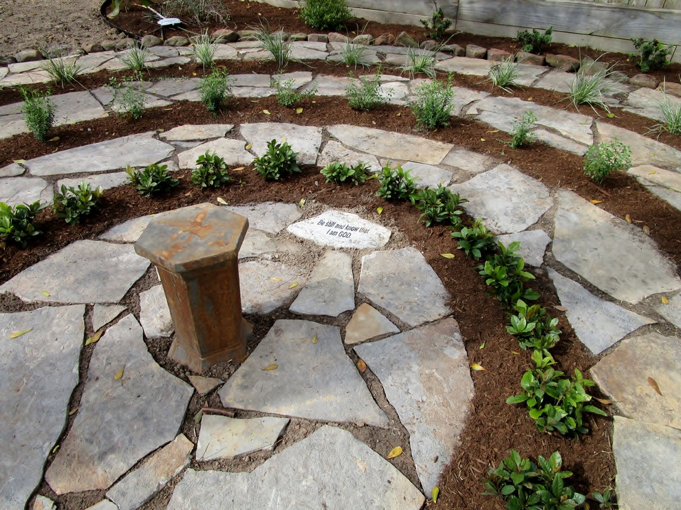 Cette photo montre un jardin arrière tendance de taille moyenne avec des pavés en pierre naturelle.